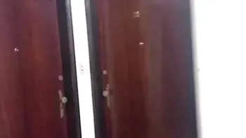 Mulher casada fazendo sexo com vizinho de 18 anos que não deu conta e gozou rápido