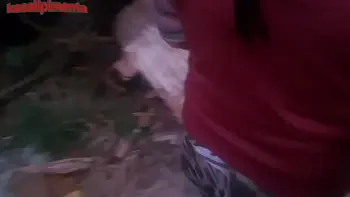 transando com uma gostosa de uma colônia marginal sem camisinha, por algumas latas, safado tira proveito da pobreza e goza até no cuzinho dela!