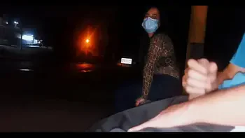 Sério !! Eu corro o risco de colocar meu pau na frente dessa mulher esperando o ônibus ... Como ela vai reagir?