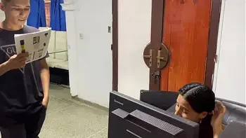 NO Profe Duele!!!    Alumna Teen  se va con su profesor  al salir de la escuela, real casero