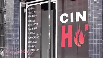 Trailer. Minha 1ª vez fazendo gangbang em um cinema pornô, Parte 1-2, com varios machos gozando na minha boca-b