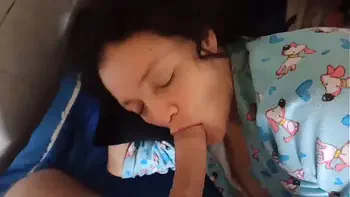 Madrastra Milf es despertada en la mañana por la verga de su hijastro que quiere que se la chupe