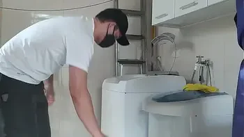 Casada provocando o técnico que foi arrumar a máquina de lavar roupas, a safada abriu o roupão na frente dele