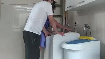 Casada provocando o técnico que foi arrumar a máquina de lavar roupas, a safada abriu o roupão na frente dele (Completo no RED e no Sheer)