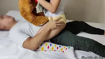 Jugando con la Hermosa Chica a la que Cuido cuando esta Sola en Casa