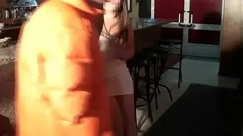 Mi Novio No Me Folla. Estoy muy caliente y me voy a Follar al Repartidor que trae la mercancía a mi Trabajo