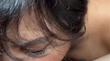 Eu e minha mulher conhecemos uma ruivinha no ano novo de Copacabana e chamamos ela pra um ménage.