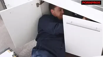 Housewife Uses Her Cunt To Pay The Handyman