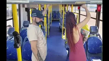 Estudande sendo encoxada por velho no onibus em público!