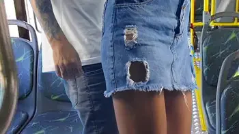 Jovem estudante leva encoxada dentro onibus!