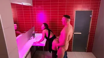 CAM IN THE PUBLIC TOILETTE IN THE NIGHT CLUB : FUCKING STRANGERS