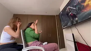 Dejá ese play, quiero que me folles, eres mi prima lesbiana favorita