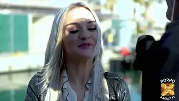 Nathalie, une belle blonde savourant l'anal...