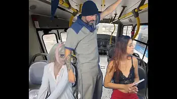 Trabalhador tira pau pra fora e encoxa mulheres dentro do ônibus em público!