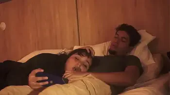 Mi hermanastro me mete su pene en mi boca mientras estamos acostados,no tuvo piedas con mi boquita y me la lleno de leche tratandome como su putita