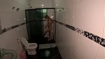 Russah chega em nossa casa e quer fuder o tempo todo até no chuveiro ela pega o dotado