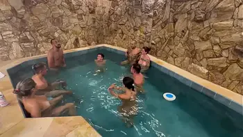 ORGIA COM OS AMIGOS NA PISCINA DO MOTEL