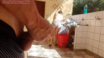 Peguei minha enteada lavando roupa de shortinho, fiquei com tesão e gostei da bucetinha super gostosa dela