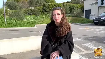 Livia, jeune bombasse, veut se faire bien baiser