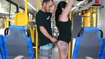 Morena tateando no ônibus