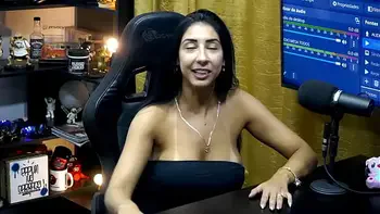 Renatinha Mello deixa o Ruan de Pau duro como só com um beijo, ela deu uma pegada gostosa no pau dele - Podcast Pápum no Barco!