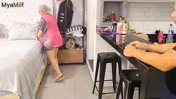 Empregada acaba fazendo sexo com seu patrão na ausência sua esposa