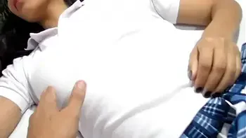 hermano se encuentra a su hermana colegiala d. y se la folla
