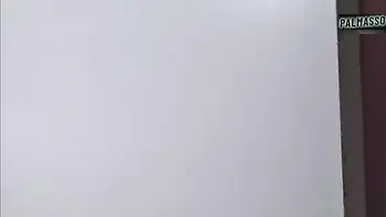 Extranjera, gordita, culona y tetona, recién llegada, me muestra sus tetas para conseguir trabajo. Luego nos encontramos en la calle para ir a un hotel a coger.