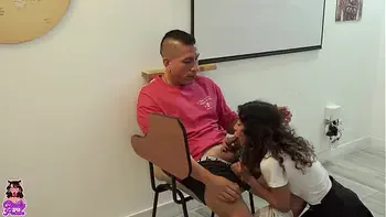 Alumna desesperada por pasar la materia se folla al profesor
