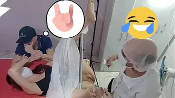 Marido leva esposa para examinar e foi traído ali mesmo ginecologista safado!