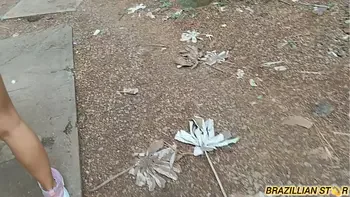 A novinha completou 18 anos e chamou o amigo pra tirar a virgindade dela no meio do mato