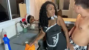 EMPREGADA NEGRA FODE NO PELO COM O FILHO JOVEM DO PATRÃO.