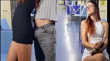 Safada estudante deixa estranho encoxar sua bunda em público!