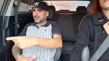 Casada e Motorista de aplicativo pega passageiro se masturbando por trás!