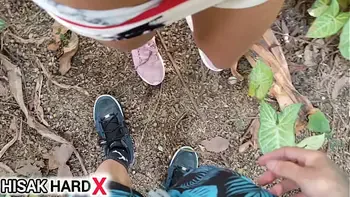 Ela completou 18 anos e chamou o amigo pra tirar a virgindade dela no mato