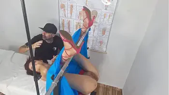 Médico dotado fode esposa do corno por trás!