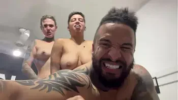 Aquele sexo gostoso sentindo a socada ate o fim no cu e na buceta no pelo ate gozar juntos !