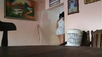 Morena latina de gran culo seduce a su padrastro