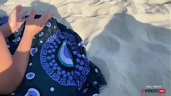 Olha oque essa putinha fez na praia, fiquei de pau duro