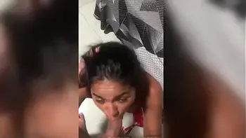 Convidei uma amiga novinha fiz ela gozar muito