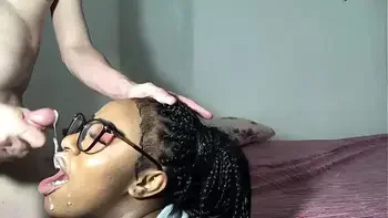 Fui flagrada na siririca no banheiro e levei duas gozadas seguidas na cara. {veja no RED}