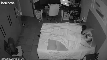 Eles fingem esquecer a câmera como loucos no quarto