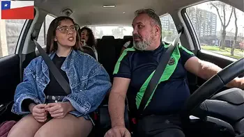 A modelo Infinitha pegou uma carona em Santiago do Chile mamou nas ruas da cidade