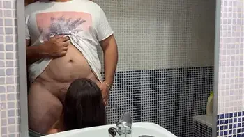 Antes de ir al cine con mi novio , tengo sexo con mi padrastro gordo de 46 años en el baño