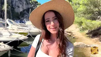 HelloLimoon, jeune coquine, raffole de baise