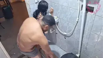 Dando o cuzinho no banheiro enquanto a amiga está do lado esperando tudo acabar