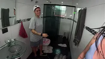 Depois de discutirem quem vai dar o cú a conversa acabou no banho de Pamela Urach