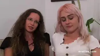 Ersties: Erste lesbische Erfahrung mit reifer Frau