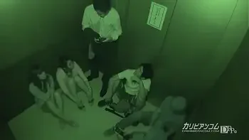 緊急停止！密室エレベーター輪姦 1