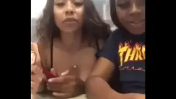 Novinhas doidas mostrando os peitos no McDonald's